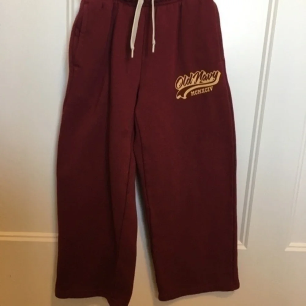 Boys size small 6/7 Old Navy maroon sweat pants